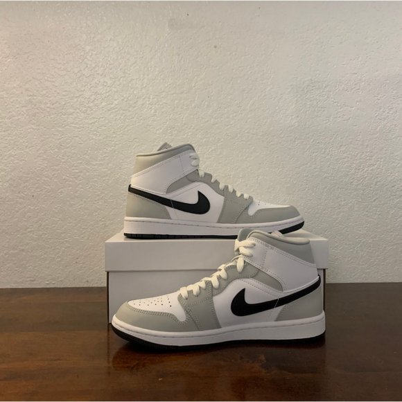 Nike Wmns Air Jordan 1 Mid 'Light Smoke Grey' BQ6472-015 Women's Size 9 - Picture 2 of 7